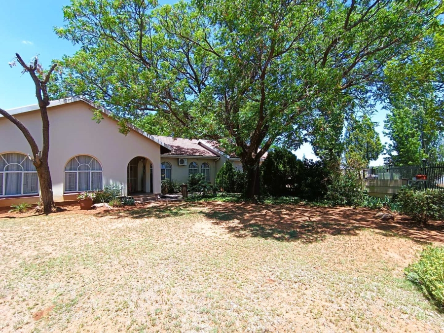 4 Bedroom Property for Sale in Langenhovenpark Free State